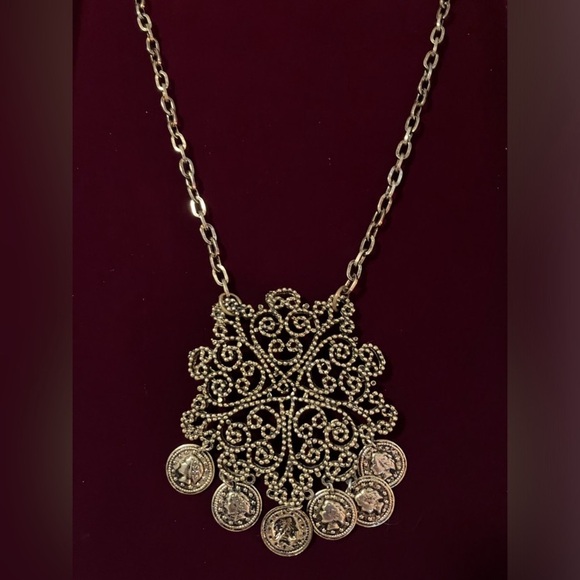 Elegant Silver Pendant Necklace New in Box - Picture 1 of 2